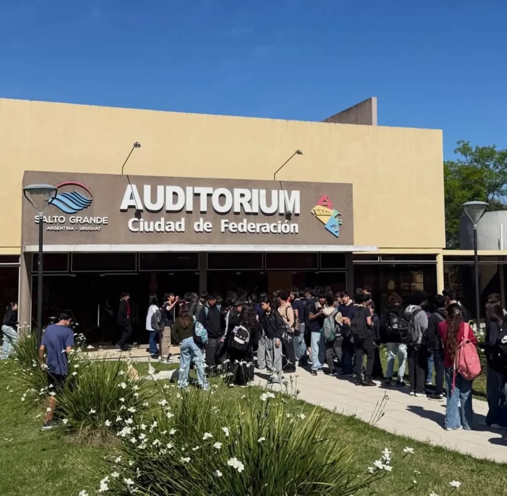 Fachada del Auditorium Ciudad de Federación, con un grupo de estudiantes en la entrada